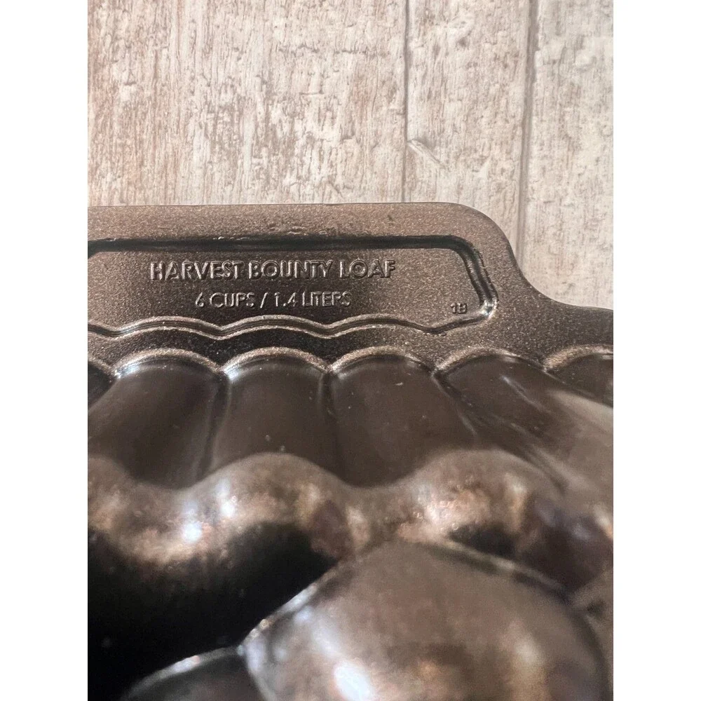 Nordic Ware Harvest Bounty Loaf Pan 6 Cup Cast Aluminum Pumpkin Acorn Fall Autum